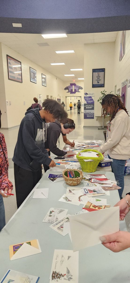 S2SRVHS's tweet photo. Ridge View Student2Student sending cards to Soldiers at Ft. Jackson for the Holidays. @MilitaryChild @DrBrendaMack @RichlandTwo @DrOMorgan @rvhs https://t.co/VmOX8Y8HXK