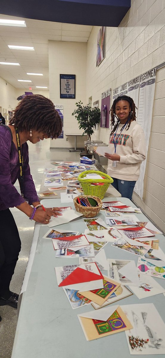 S2SRVHS's tweet photo. Ridge View Student2Student sending cards to Soldiers at Ft. Jackson for the Holidays. @MilitaryChild @DrBrendaMack @RichlandTwo @DrOMorgan @rvhs https://t.co/VmOX8Y8HXK