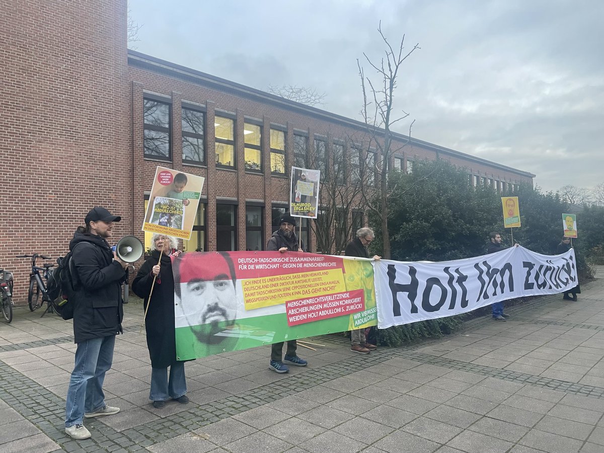 Heute #Mahnwache vor dem Kreistagsgebäude in #Kleve. Seit der #Abschiebung von #DilmurodErgashev befindet er sich in Lebensgefahr!
Wir wissen,er ist in den Hd des #TadschikischenGeheimdienstes! 13 J lebte er in D.Ein politisch Verfolgter, der ausgeliefert wurde! Holt ihn zurück!