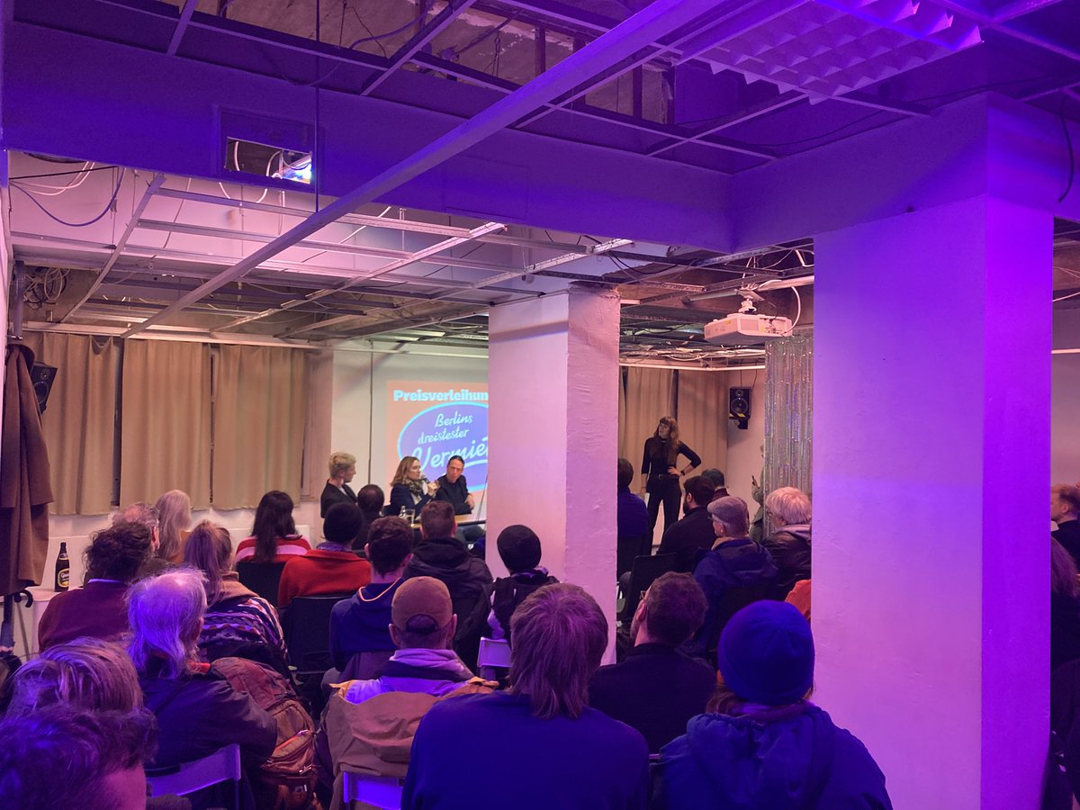 Volles Haus bei der Preisverleihung von Berlins dreistestem Vermieter 2024 mit großartiger Jury. Mal schauen wer es wird. 5 dreiste Kandidaten stehen zur Wahl.
Ich bin gespannt ✨