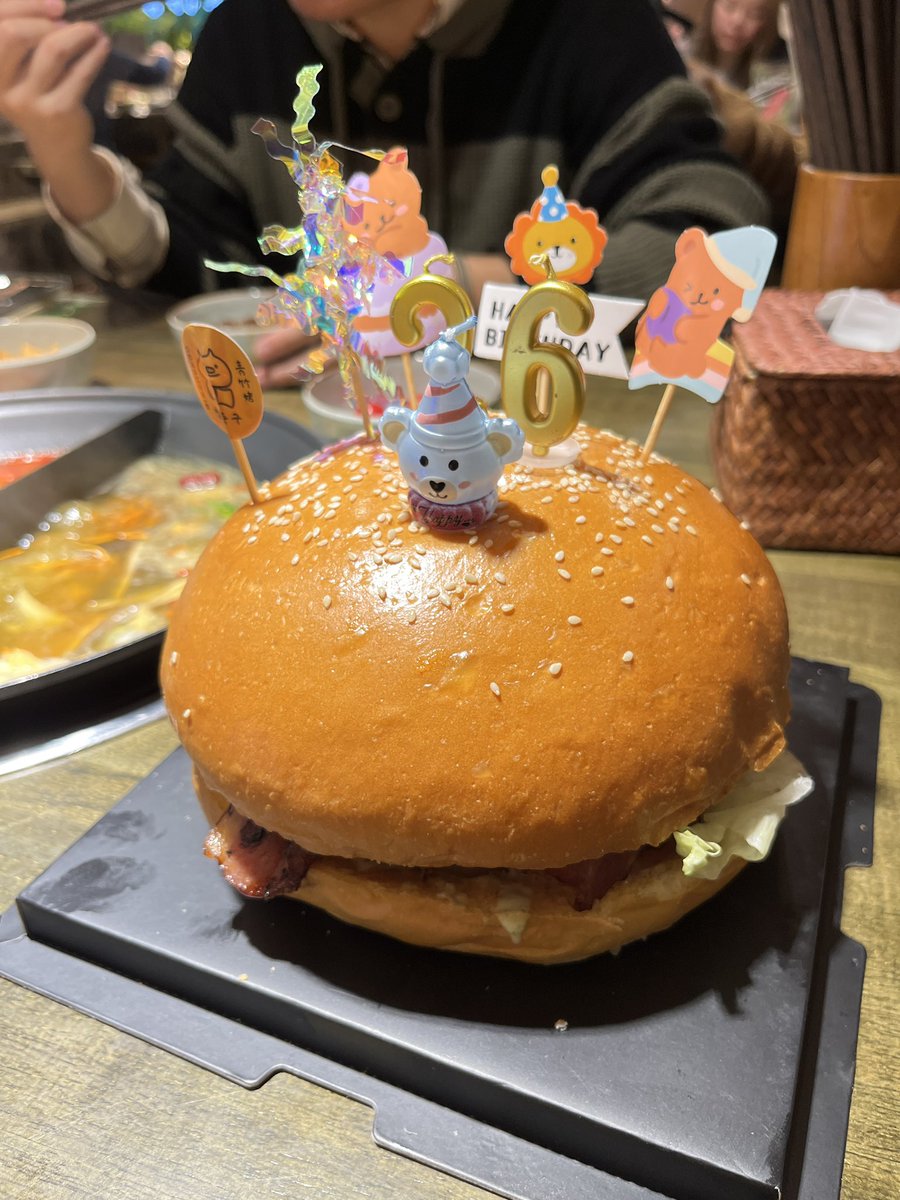 Tsurukooo_'s tweet photo. 生日大汉堡 https://t.co/WbkqDAOO22