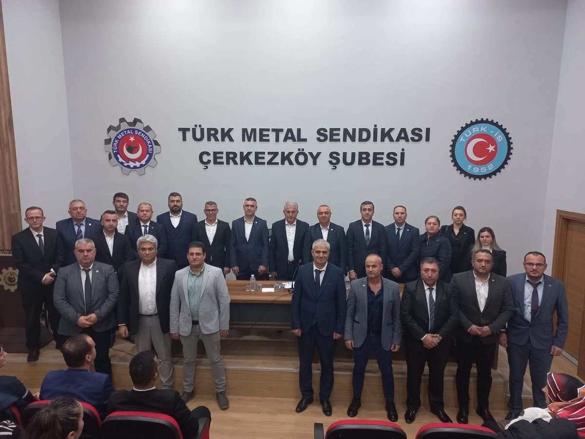 Örgütlenme faaliyetlerimiz sonucu artan üye sayımıza paralel olarak, üyelerimizle iletişimi artırmak, onlara daha da yakın olabilmek adına yeni şubelerimizi hizmete almaya devam ediyoruz.
Bu anlamda 37. Şubemiz olarak kurulan Çorlu Şubemiz teşkilatımıza hayırlı olsun.
Kurucu şube