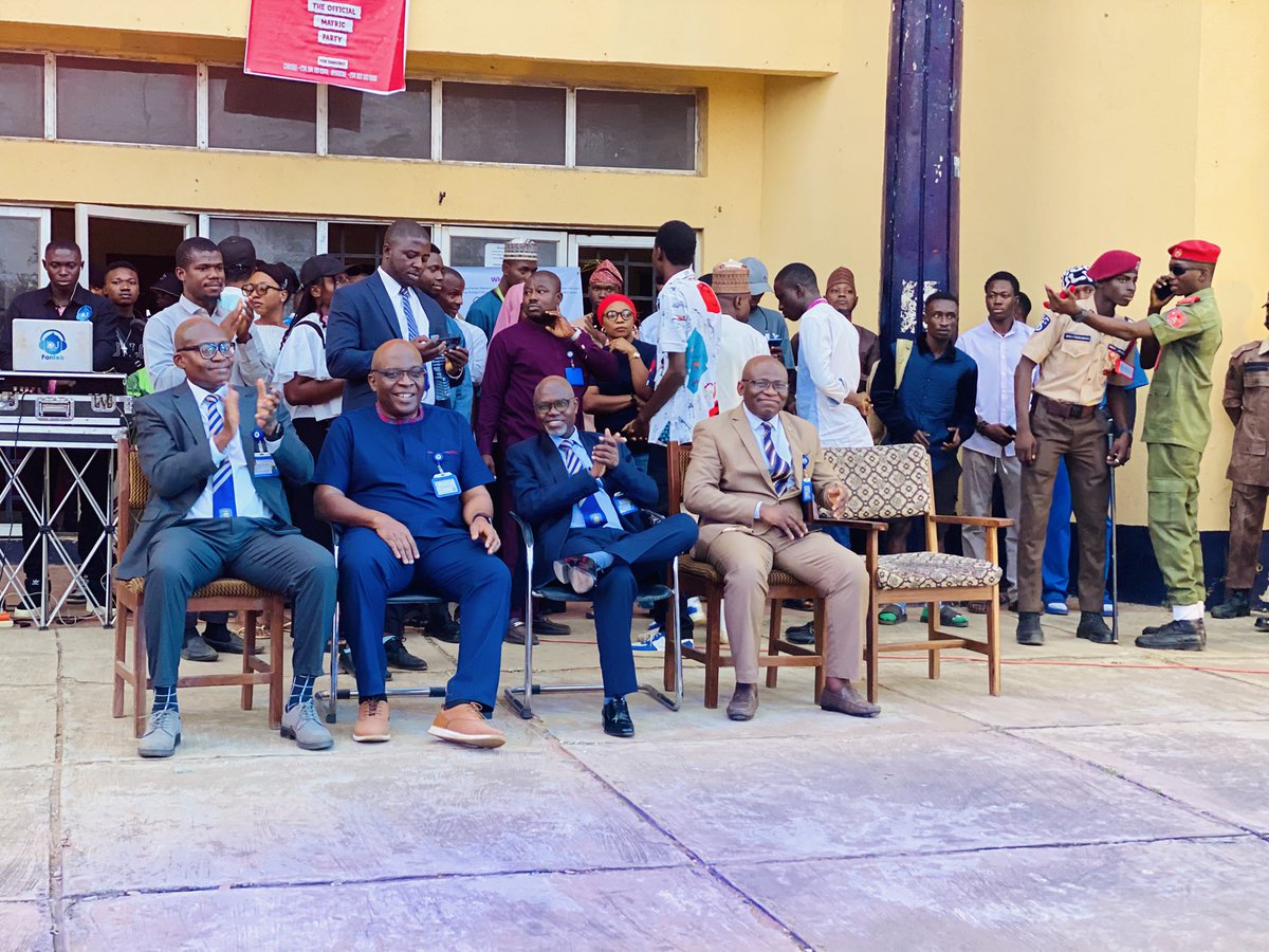 UilStudentUnion's tweet photo. The Vice Chancellor, Professor Wahab Olasupo Egbewole, makes a grand entrance at the ongoing Bonfire party, holding at the Students' Union Building! https://t.co/XzlsHW3Mco