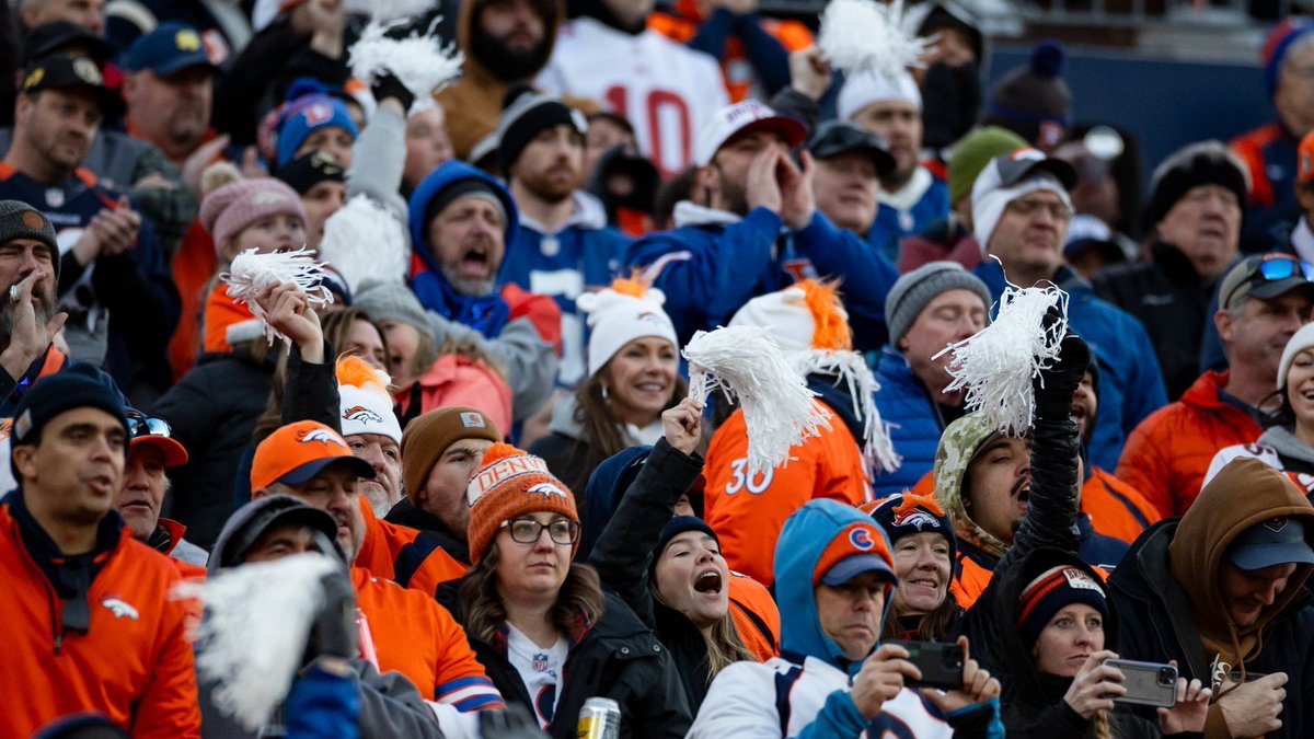 EmpowerField's tweet photo. No one does it like #BroncosCountry 🤘
Thanks to @budlight for providing the South Stands with white poms for #INDvsDEN. https://t.co/xNCFCMCzat