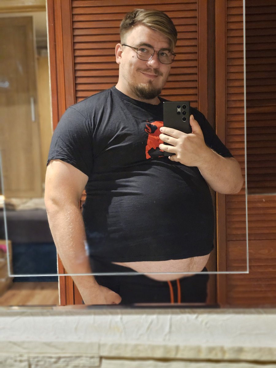Feedee_Athlete's tweet photo. This shirt fits so perfect now! Let's make it even smaller on me 😈🥵

#GainerJourney #MuscleBear #grommr #GayBear #PolishBear #gainer #fatboy https://t.co/AkJZ3vqNEZ