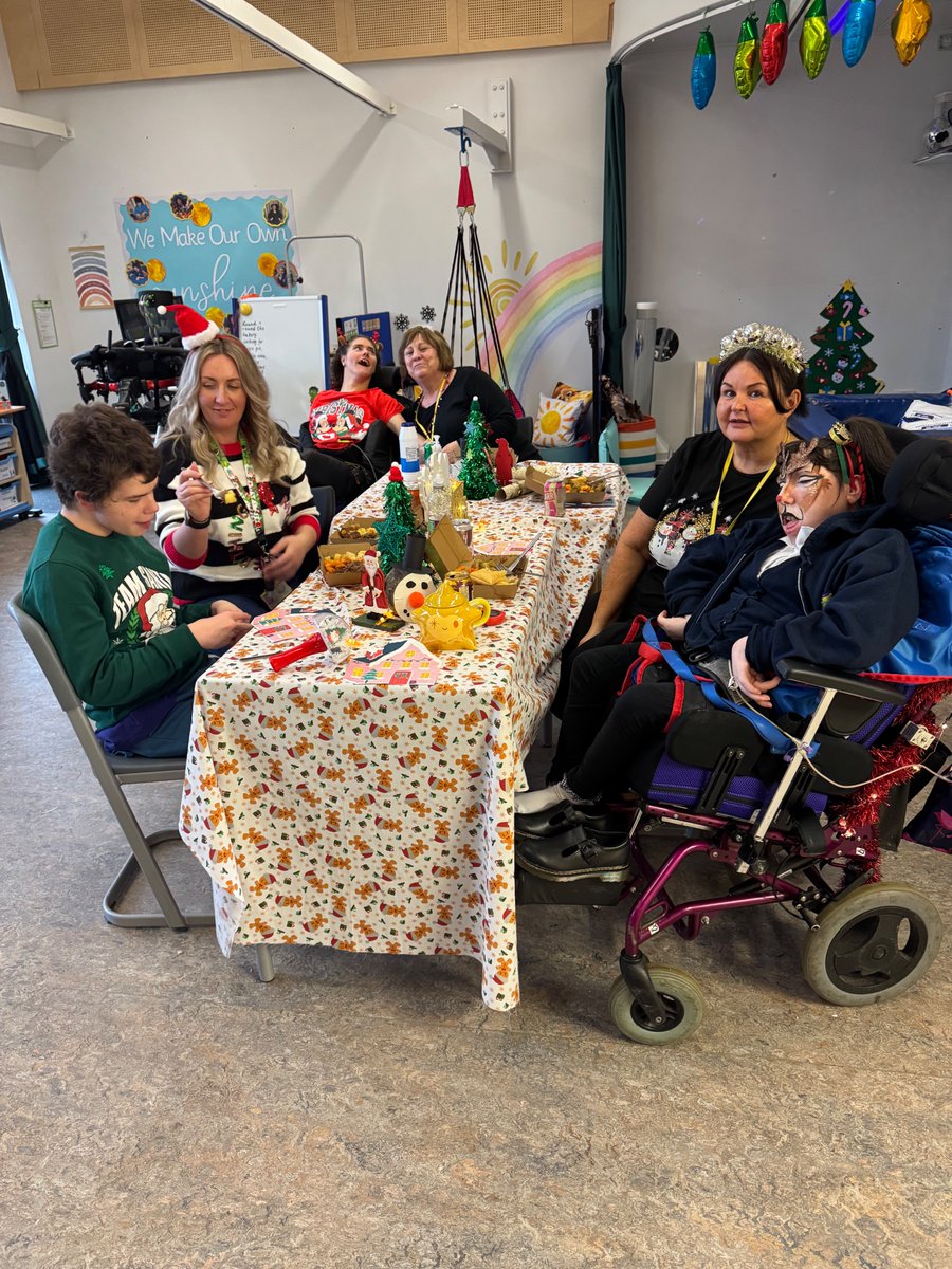 Miss Lymburn@Craigmarloch (@craigmarlochb4) on Twitter photo Christmas Lunch with The Sunshine Team βοΈπ Christmas Lunch with The Sunshine Team βοΈπ