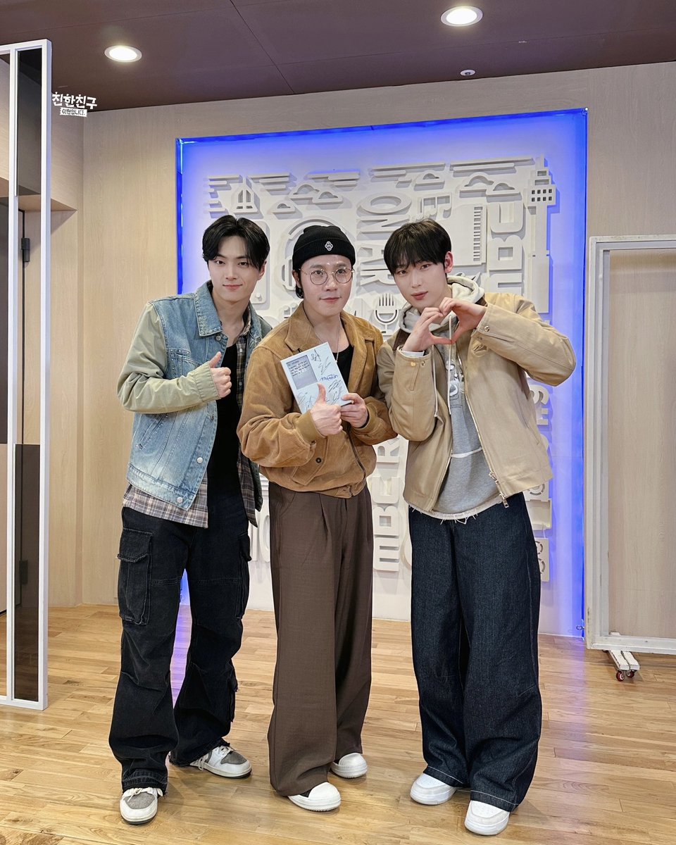 mbcbf_bf's tweet photo. #친한친구이현입니다
#엔하이픈 #제이 #선우
@ENHYPEN_members

귓가에 자꾸만
🦊여우즈의 간지러운
굿나잇 알람이 아른거린다✨
이 조합 상당히 귀엽고 무해한 바이브...🫶

연말 무대, 월드투어 건강하게 해내시길
친친이 박수 함성 담아 응원할게요🙌 https://t.co/kqUDOuUWwy