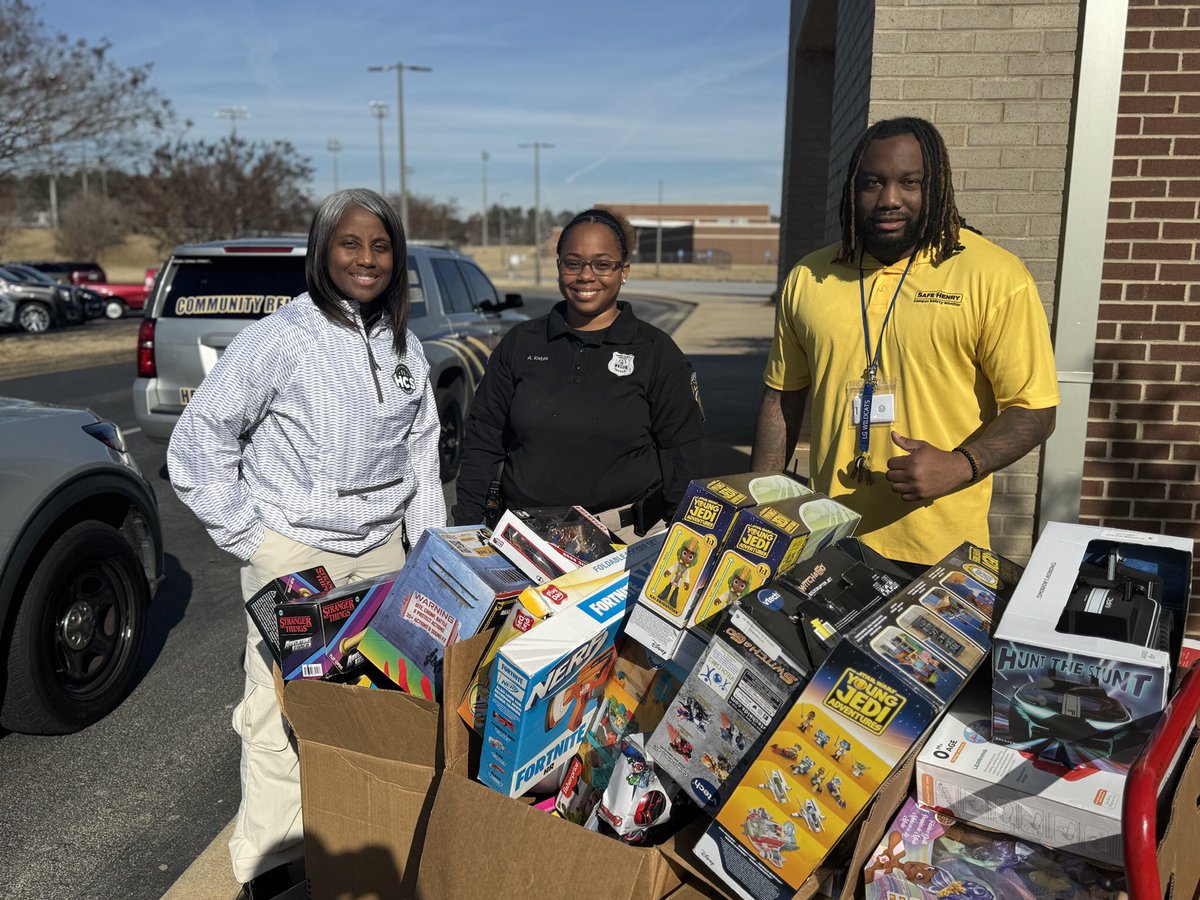 LGMSwildcats_AD's tweet photo. Big shout out to @HenryCoPolice for their donation to our @LGMS_HCS L.E.G.O and Beta sponsored toy drive! Thank you for your service to our community! @AthleticsHenry @_AyannaKates https://t.co/JEHQC27m4H