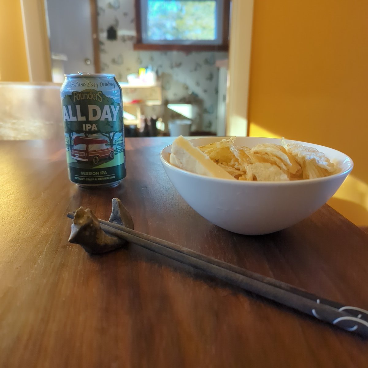 Oroborous2's tweet photo. I have my midday snack with chopsticks so I don't get grease on the laptop.
#helf #alldays #refined #chippywippies https://t.co/G6wGs40vxx
