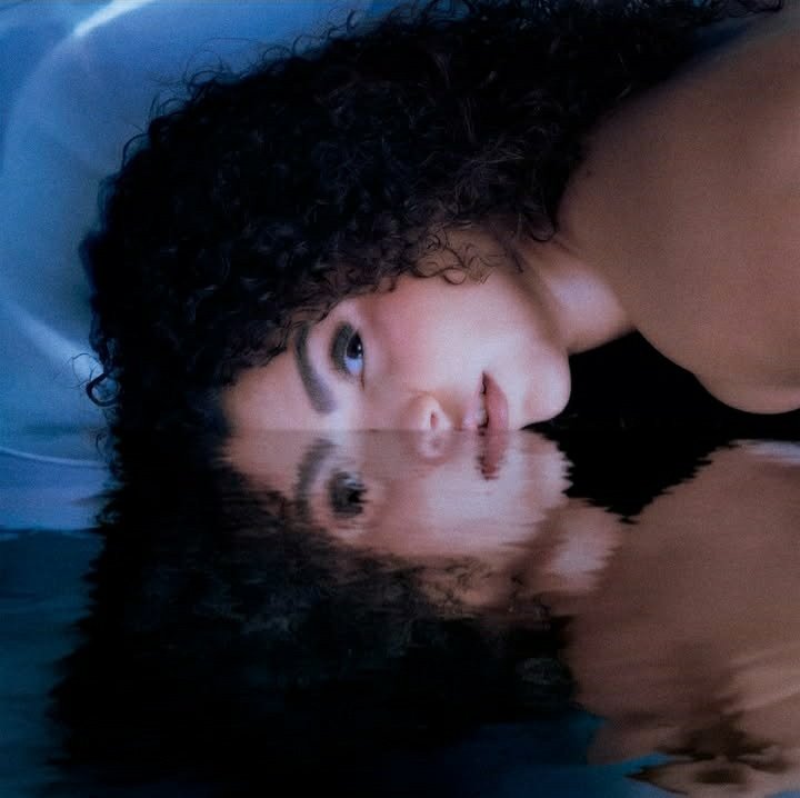 Ella tenebrosa, mística, espiritual 🤍
#LaChispa #BenidormFest2025