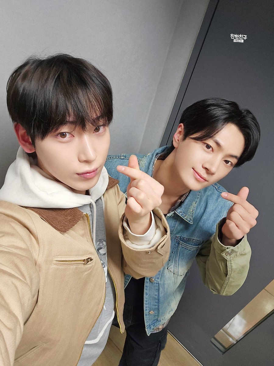 mbcbf_bf's tweet photo. #제이 #선우 #엔하이픈 #ENHYPEN
#친한친구이현입니다 
#상암동작업실

제이 선우 투샷 앤 셀카요?
크리스마스 선물 미리 받은 느낌🎀

여러분 여우즈가 왜 이리 예뻐요🫶 https://t.co/4O1oKjsBsJ
