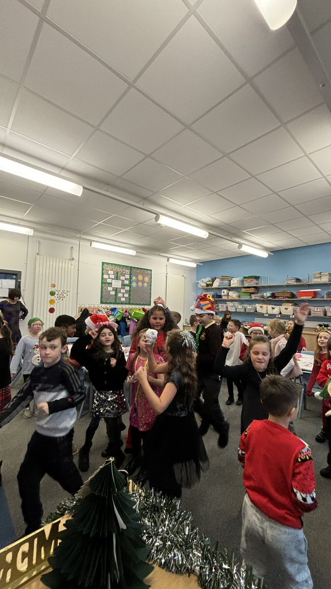 EastfieldPSHull's tweet photo. What a fun filled, Christmassy party day 3MP have had! We boogied, played games, decorated our tables, eat yummy food and sang our hearts out to Christmas songsπ
πΌ Happy Christmas from 3MP ππ
πΌβ€οΈ #eps3MP https://t.co/kQ7X5oKeEt