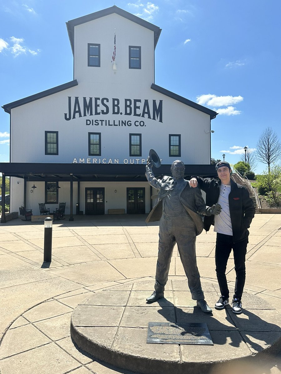 jessicaprobst13's tweet photo. @barefootcmf We love to drink Jim Beam neat!🥃 @zachpomara https://t.co/XkoJIrCqWO