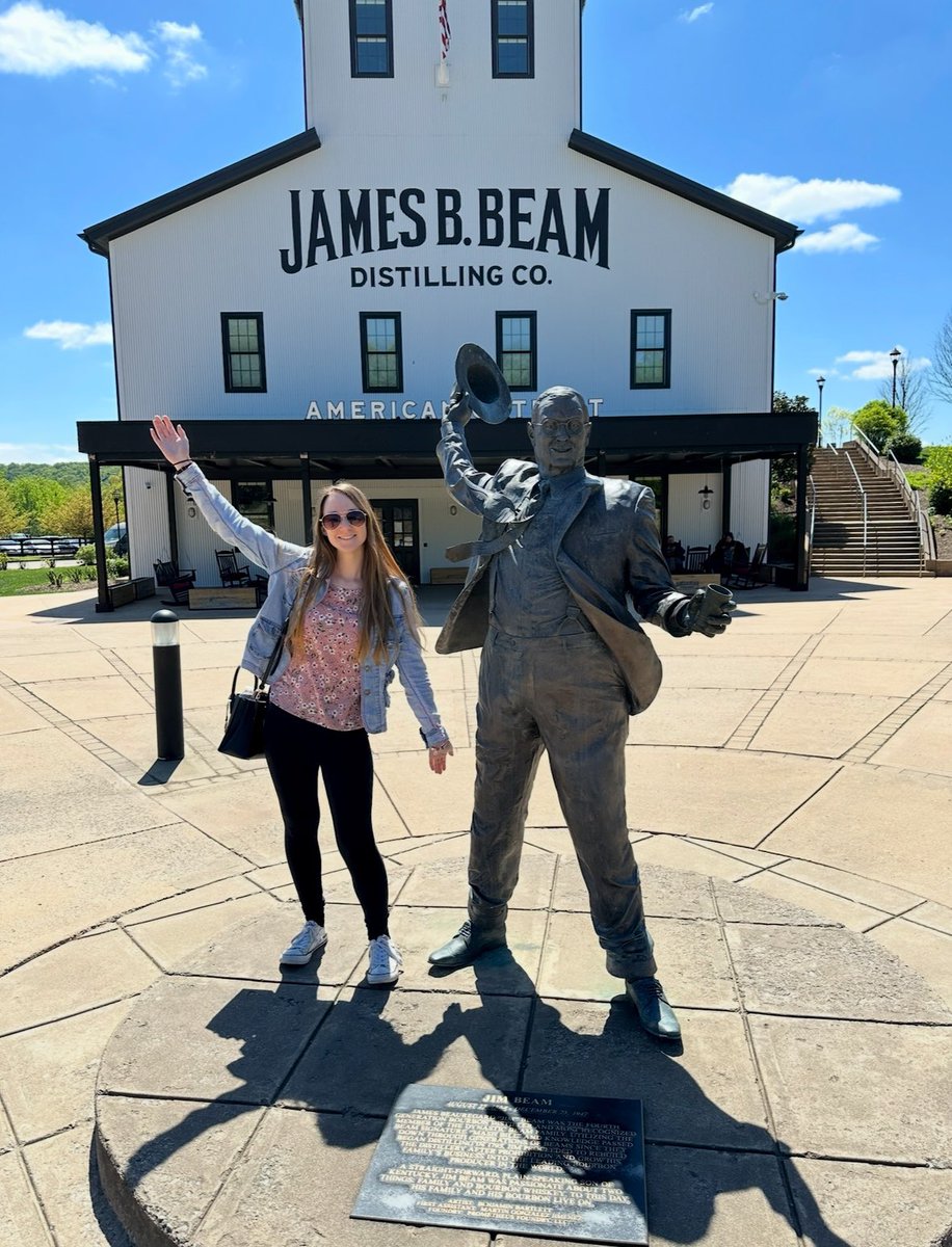 jessicaprobst13's tweet photo. @barefootcmf We love to drink Jim Beam neat!🥃 @zachpomara https://t.co/XkoJIrCqWO