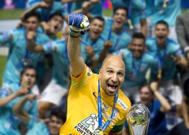 betoperezlanda's tweet photo. El ‘Conejo’ apoyará a los #Tuzos en #Qatar ante #RealMadrid.

Fue invitado por la #FIFA para asistir a la final de la #CopaIntercontinental como leyenda del #Pachuca.
Conquistó el Clausura 2016 vs #Rayados.

Seguramente, con un ex jugador merengue llevarán la Copa a la cancha. https://t.co/1OllrRM3A8