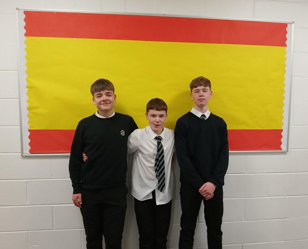 LanguageMrs's tweet image. S3 Spanish creating a Wall Display about their recent Level Four Writing Task on &apos;Where I live&apos;. Muy español, ¿no?  🇪🇸