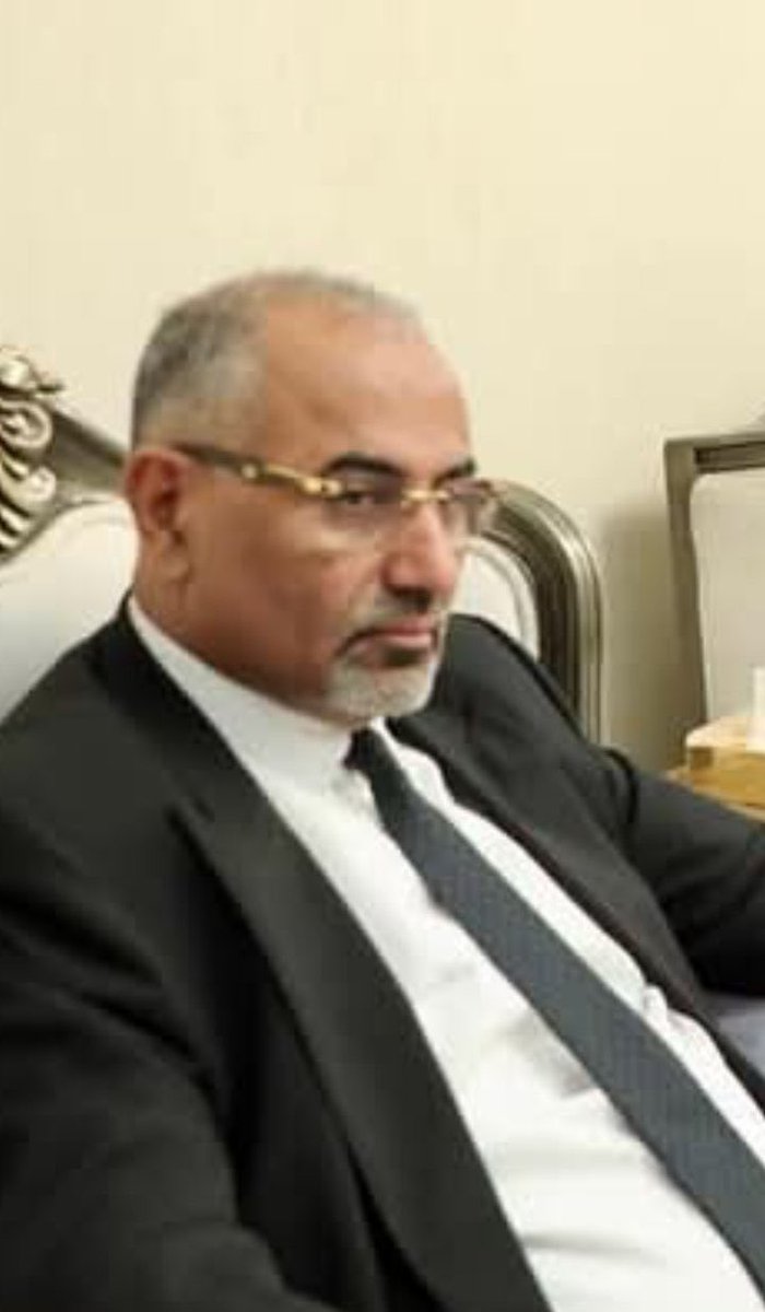 عطيناك مفاتيح القيادة وكنا جندك التي لا تقهر. لم نصدق كل الأدعاءات والتهم التي تحاك ضدك لأن ثقتنا فيك كبيرة. فإذا كانت الحرب، فنحن لها، لا مجال للانبطاح ولا للتراجع، هدفنا استعادة دولتنا. فلا تسمع كلام المرجفين وأعلن دولتنا، فالعبيد في اليمن يبحثون عن سيد الطف وليس عن الحرية .