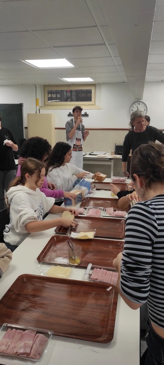 🎉 🥪 Alumnat de 3r i 4t TQE i  professorat voluntari de #JECasp han organitzat un esmorzar solidari amb biquinis, sucs i més per només 1€! Tots els beneficis van al fons de solidaritat de Casp. Gràcies a tothom per la implicació!
