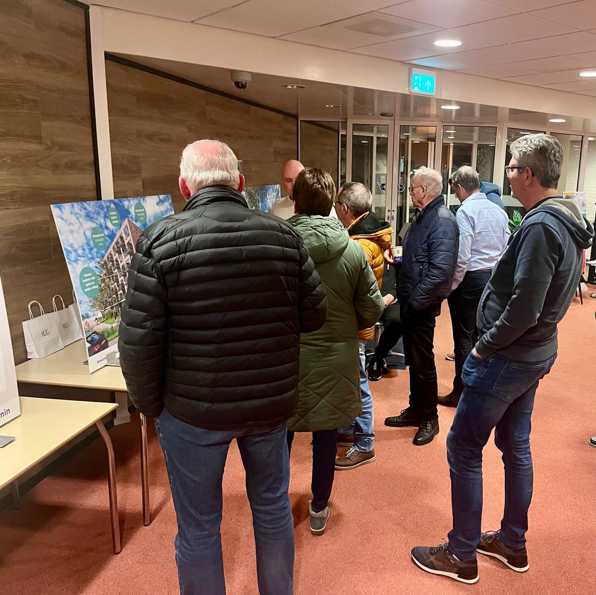 MEER WONINGEN | Het ontwerp voor het nieuwe wooncomplex op de Wijkhuislocatie is af! Tijdens een informatiebijeenkomst konden omwonenden panelen met het ontwerp bekijken en kregen ze een VR-tour rondom het nieuwe gebouw. #nieuwbouw