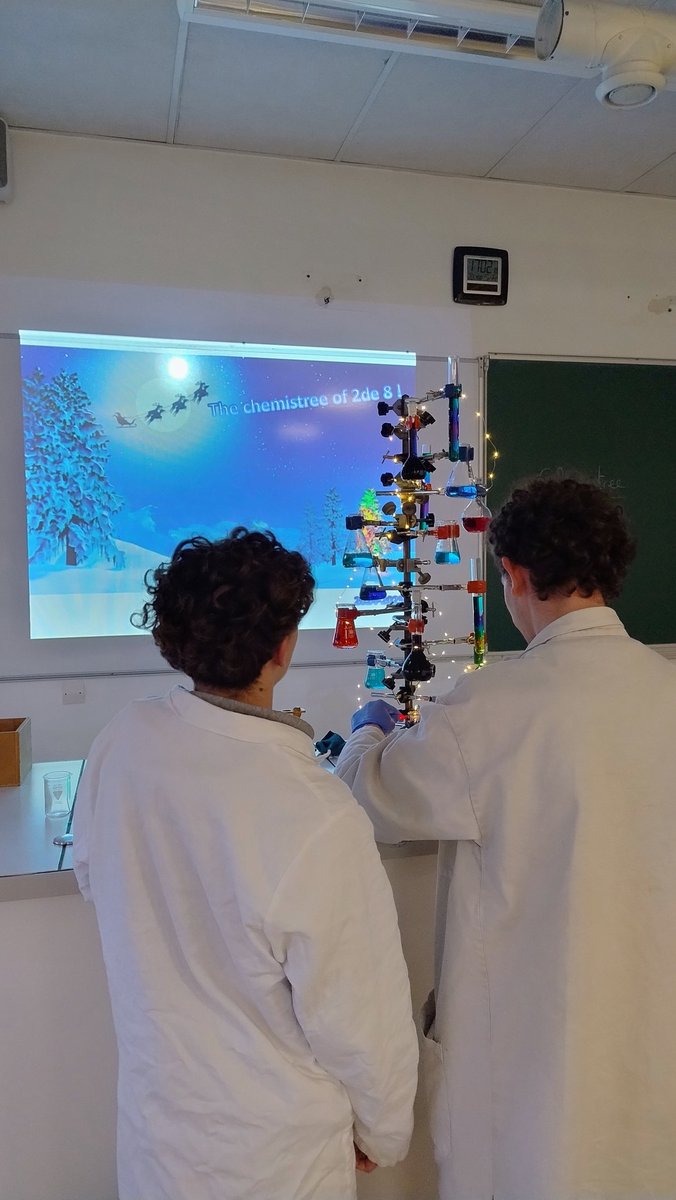 Ambiance de Noël en TP avec les 2de 8 aujourd'hui 😊. Voici leur #Chemistree, ou comment parler de dissolution et dilution avec une certaine légèreté. Reste à imaginer en arrière plan la mélodie de Noël programmée par Lorenzo et Maël sur Microbit. On remet ça jeudi avec les 2de3!
