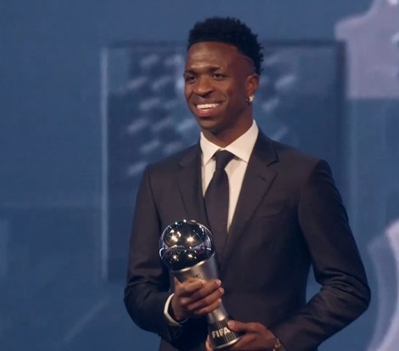 " EU NÃO PODERIA DEIXAR DE AGRADECER AO FLAMENGO, SE ESTOU AQUI HOJE É GRAÇAS AO FLAMENGO. "

- VINÍCIUS JUNIOR