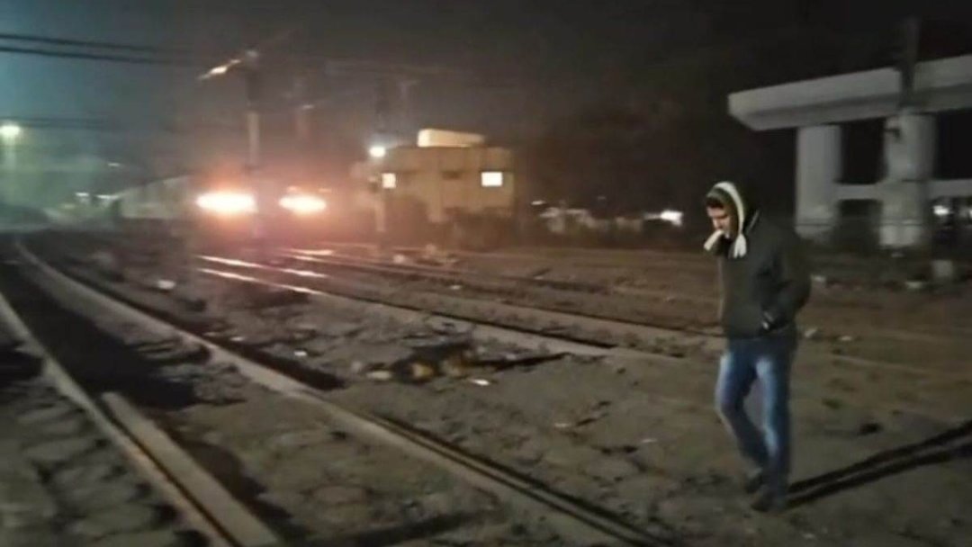 Hamdan080324's tweet image. #TRAIN #TrainAccident
# Odisha #Kalunga

Five people died in a horrific train accident at Kalunga railway crossing in Odisha

The bike rider was hit by the train while crossing the gate.

So is the Railway Ministry and Railway Minister Ashwini Vaishnav not responsible for this