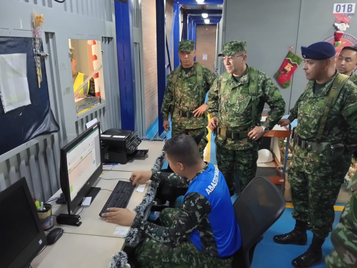Ejercito_Davaa's tweet photo. #SiempreFirmes | La Brigada de Aviación N.° 32 en Tolemaida recibe la visita del mayor general Hernando Garzón Rey, Inspector del @COL_EJERCITO. El alto oficial aprecia las capacidades y administración de recursos de la @Ejercito_Davaa en el Centro Logístico de Aviación Ejército. https://t.co/nVTquipNde