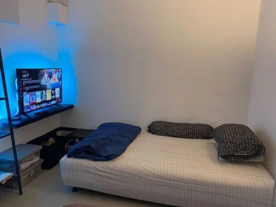 GordonGekko's tweet photo. Dudes will have $1.6M in meme coins and still live like this https://t.co/oU7fZXcUSB