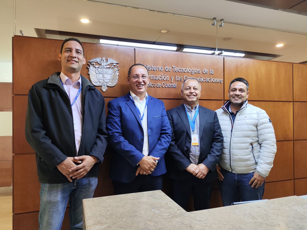 GobDigitalCO's tweet photo. Nuestro director @FernandoOviedoC sostuvo un encuentro clave con el alcalde de Villavicencio, @AlexBaqueroS, para coordinar acciones que impulsen la #TransformaciónDigital en la región. ¡Seguimos trabajando por un #GobiernoDigital más conectado y eficiente! https://t.co/dhFJTyNykl