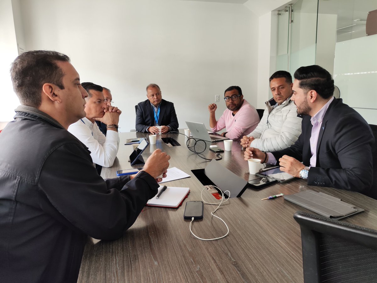 GobDigitalCO's tweet photo. Nuestro director @FernandoOviedoC sostuvo un encuentro clave con el alcalde de Villavicencio, @AlexBaqueroS, para coordinar acciones que impulsen la #TransformaciónDigital en la región. ¡Seguimos trabajando por un #GobiernoDigital más conectado y eficiente! https://t.co/dhFJTyNykl