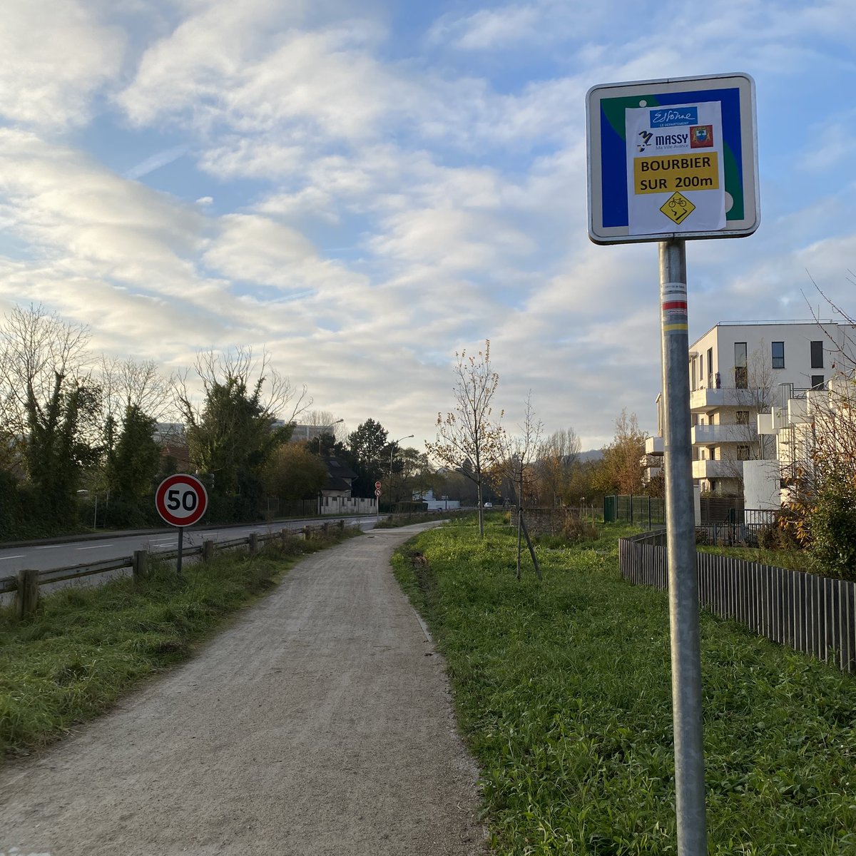 Durée de vie du stabilisé sur une voie cyclable fréquentée <  6 ans ☹️

Choisir un revêtement aussi inadapté sur 200 m en pleine ville c’est vraiment 🤮

Notez l’artificialisation du bas-côté à cause de ce très mauvais choix fait pour de pseudo raisons écologiques 
<a href="/villedemassy/">Ville de Massy</a>