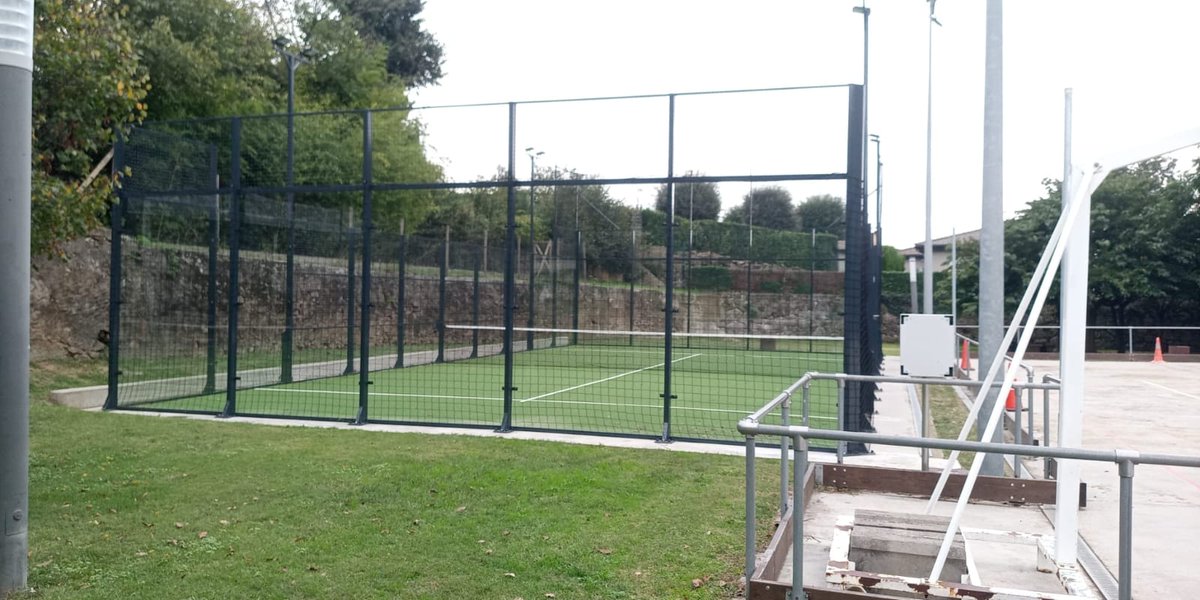 Ja podem començar a jugar a pàdel!
 
I per començar, des d'ara i fins el mes de febrer, l'accés a la pista serà de franc només per a les veïnes i veïns de Riudaura. 

Podeu fer reserva de la pista al següent enllaç: 
usuari.nsreserva.com/login/riudaura…