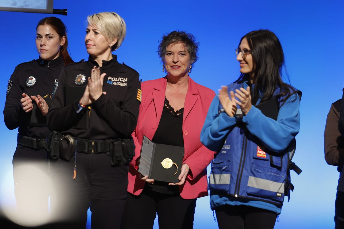 #PeriodistasAragón recibe la Medalla de Aragón en nombre de los profesionales que se desplazaron a Valencia para informar sobre la DANA 

🗣️ “Contar lo que sucede desde el terreno fue esencial para que la ciudadanía pudiera contrastar los mensajes interesados”