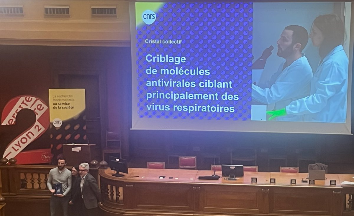 CIRI_Lyon's tweet image. Coup de projecteur sur le cristal collectif remis en novembre à Montpellier à Emilie Laurent et Aurélien Traversier dans le cadre du projet ViroCrib lors la cérémonie lyonnaise de remise des médailles et cristaux du CNRS.
ciri.ens-lyon.fr/ciri/news/2024…