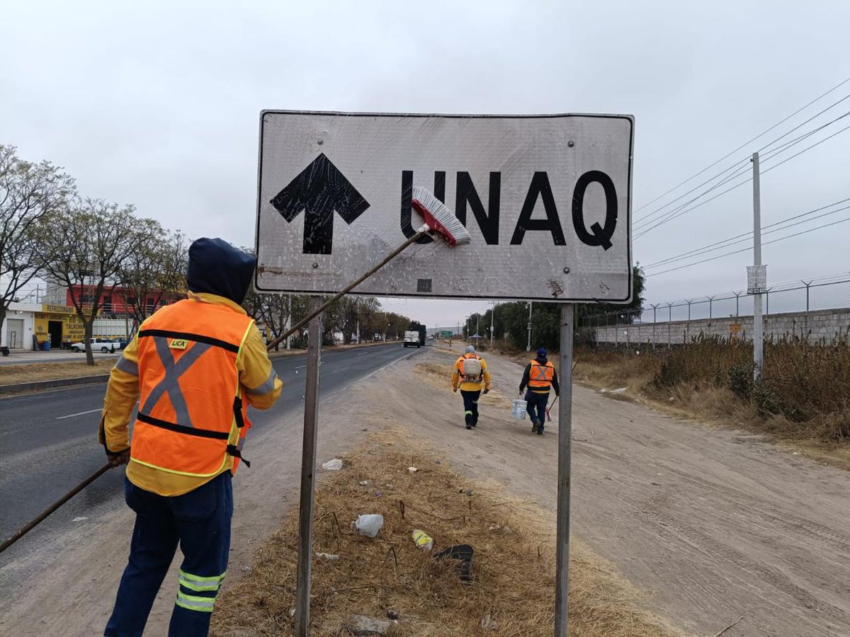 CEI_Qro's tweet photo. Estamos trabajando para ti. 

Las brigadas de Conservación a diario laboran sobre las carreteras estatales. La señalética vial es importante, por eso la mantenemos en buen estado. 

Estamos #Contigo https://t.co/Ckoj63eSrP