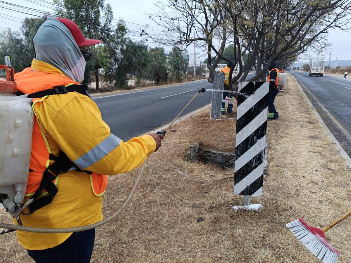 CEI_Qro's tweet photo. Estamos trabajando para ti. 

Las brigadas de Conservación a diario laboran sobre las carreteras estatales. La señalética vial es importante, por eso la mantenemos en buen estado. 

Estamos #Contigo https://t.co/Ckoj63eSrP