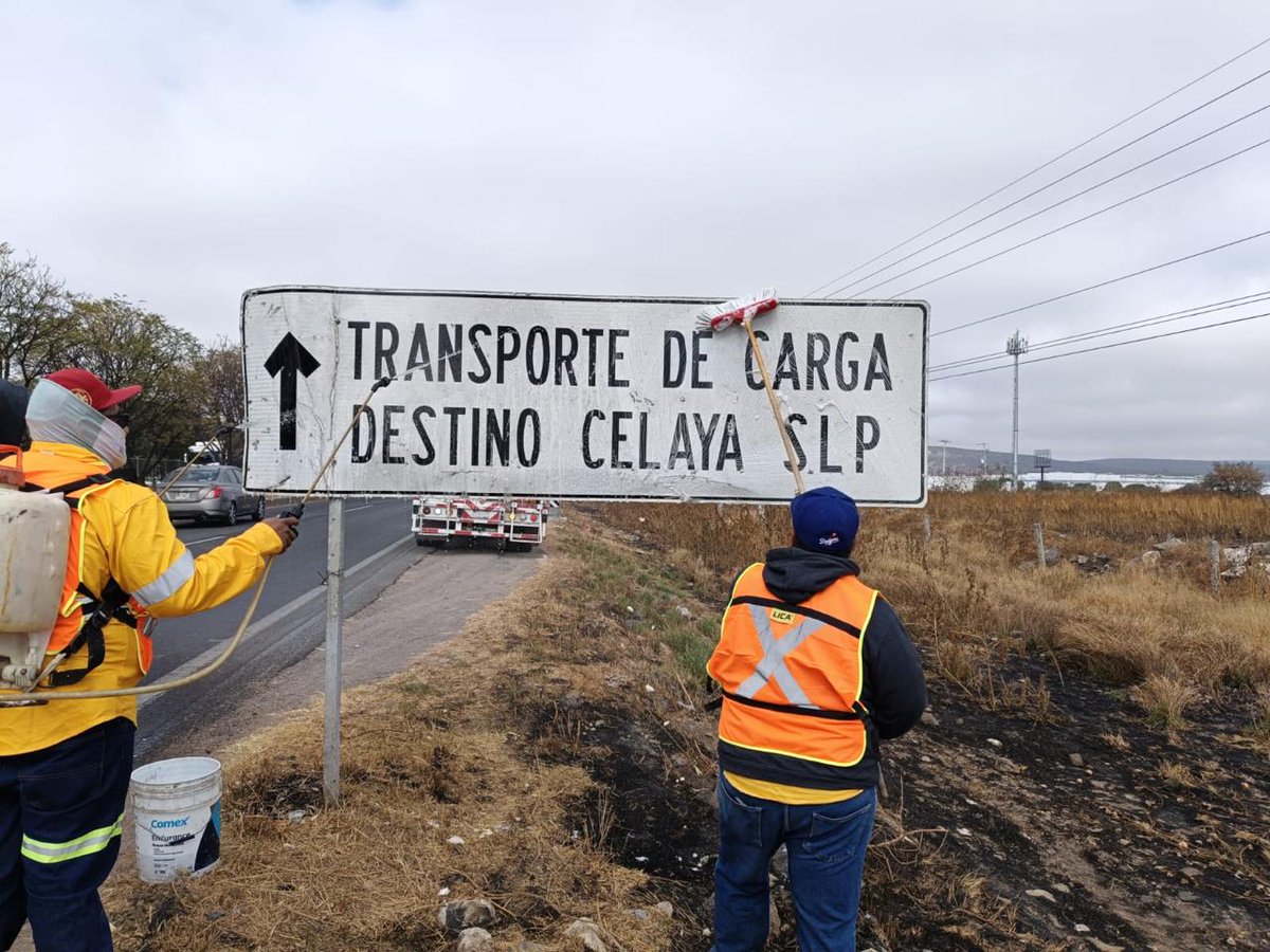 CEI_Qro's tweet photo. Estamos trabajando para ti. 

Las brigadas de Conservación a diario laboran sobre las carreteras estatales. La señalética vial es importante, por eso la mantenemos en buen estado. 

Estamos #Contigo https://t.co/Ckoj63eSrP