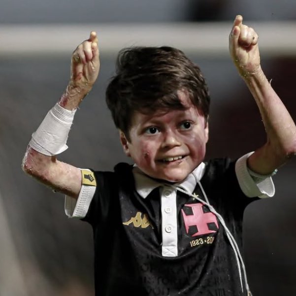 choquei's tweet photo. 🚨VEJA: O pequeno Gui venceu o prêmio de Melhor Torcedor do #FIFATheBest. https://t.co/FDKSIDOTkV