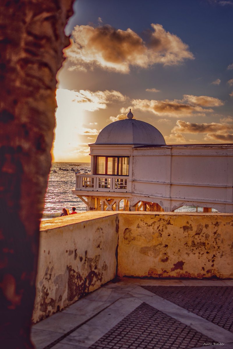 antobalberphoto's tweet photo. Así es Cádiz desde mi objetivo. Esta es para mí, la mejor foto del 2024 de mí galería. 📸📸📸🌅🌅🌅 https://t.co/wvdWbcvFFw