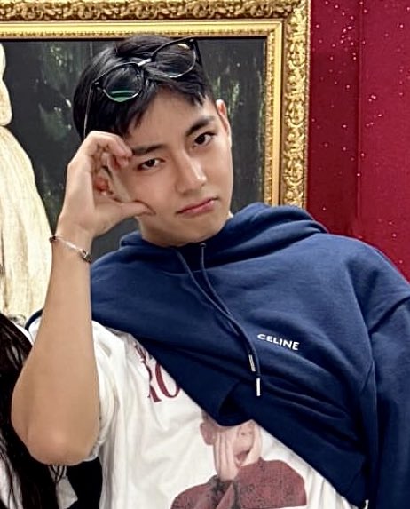 DailylofV's tweet photo. WE LOVE YOU TAEHYUNG 🫶🏻🥺
FOREVER WITH TAEHYUNG https://t.co/KSG41CbjrJ