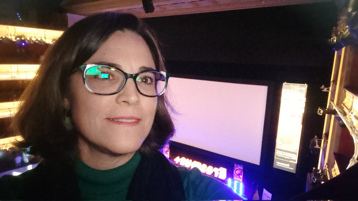 IesSuarez's tweet photo. Nuestra directora @covejeroa ha participado esta mañana en la espectacular jornada anual de Difusión #EramusPlus . Felicidades a los galardonados #PremiosEITA y a los mejores proyectos del año. @sepiegob @DianaMorantR @educacionEXT https://t.co/HoLBldlZxb