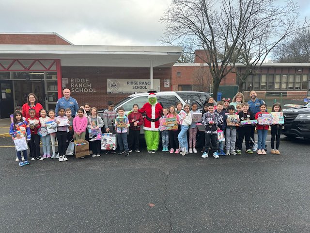 Paramus_Schools's tweet photo. #RidgeRanch 3rd & 4th graders in #FriendsforChange were at it again! They helped the #ParamusPD gather toys for the annual #ToyDrive. The presents will be distributed to children who cannot be home for the holidays due to being in local hospitals ๐โค๏ธ๐
#paramuspride https://t.co/CcglvFfn9A