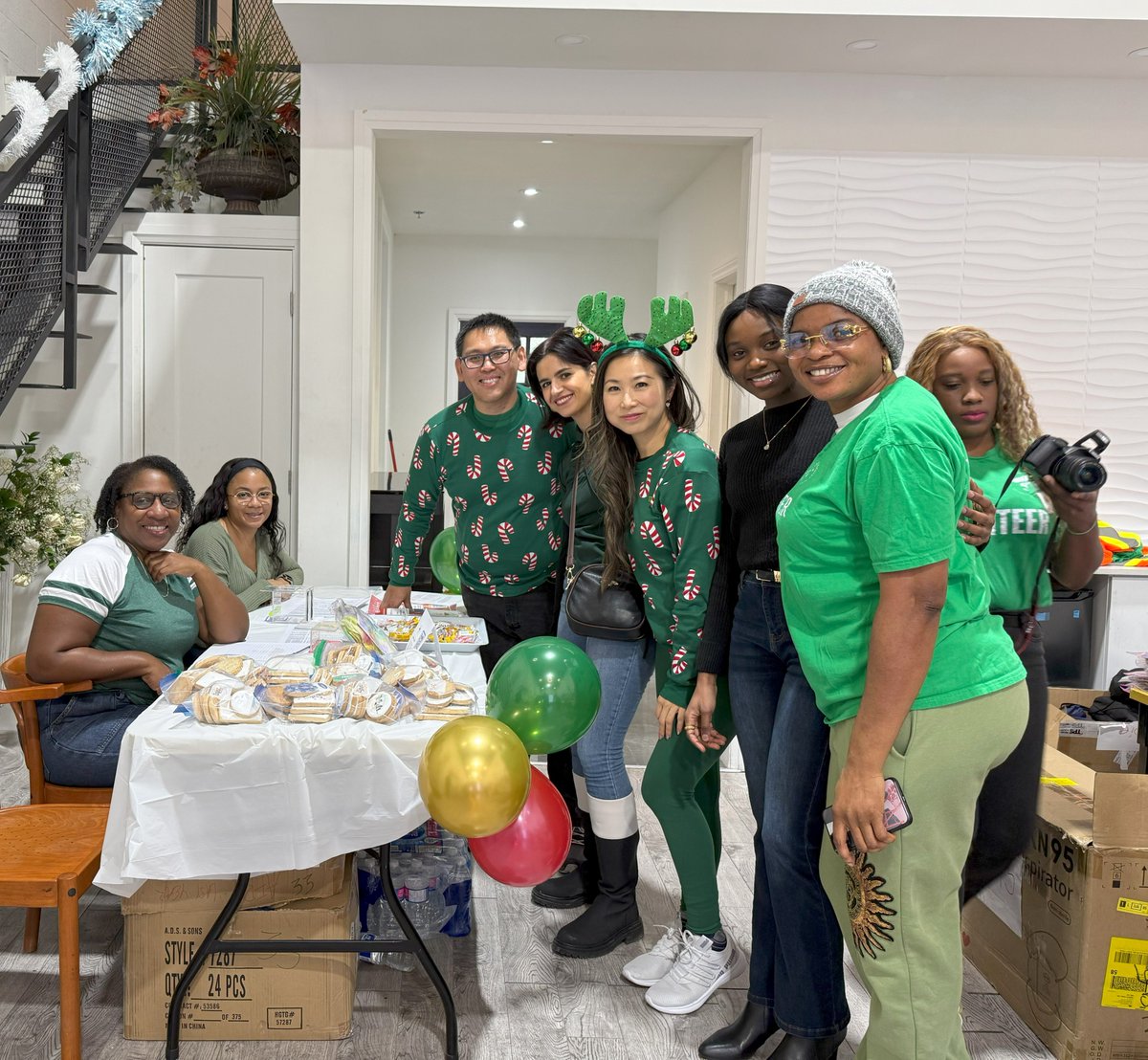 Afrocanadianinc's tweet image. ✨ Huge THANK YOU to our amazing volunteers &amp;amp; @TD_Canada team for making Gift A Christmas 2024 a success! Special shoutout to emcee Leticia for keeping the energy high!🎄
We couldn’t have done it without you. 🥰

#ThankYouVolunteers #GiftAChristmas2024 #AfroCanadianDevelopmentInc
