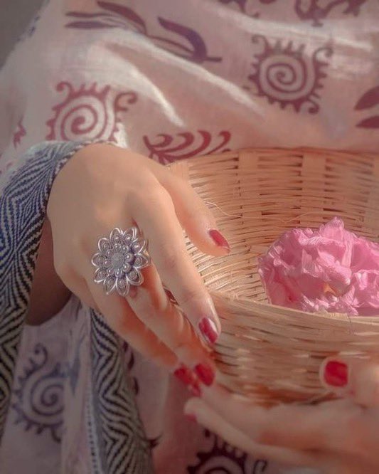 ٠

٠

غارِقه في ذاتي، لا تُثيرني مراقبة حياة الآخرين 🩶.

٠