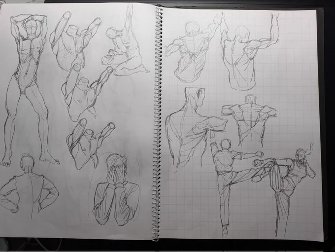 2ヶ月くらいちょくちょく描いてたクロッキー。
明日で1冊終わりそうだぞ〜
なんとなく達成感〜 