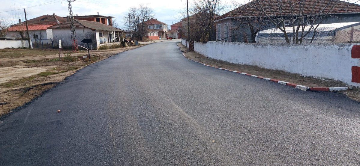 Yunus_Sezer_'s tweet photo. Kar yağışının bereketini #Edirnemize bekliyoruz ❄️
Sıcak asfalt çalışmalarımıza ara vermeden devam ediyoruz 🛣️
Meriç Umurca 1️⃣.5️⃣ Km Sıcak Asfalt çalışması tamamlandı⤵️📸
İlçemize, köylerimize hayırlı olsun 🇹🇷 https://t.co/W6fQZNBlzo