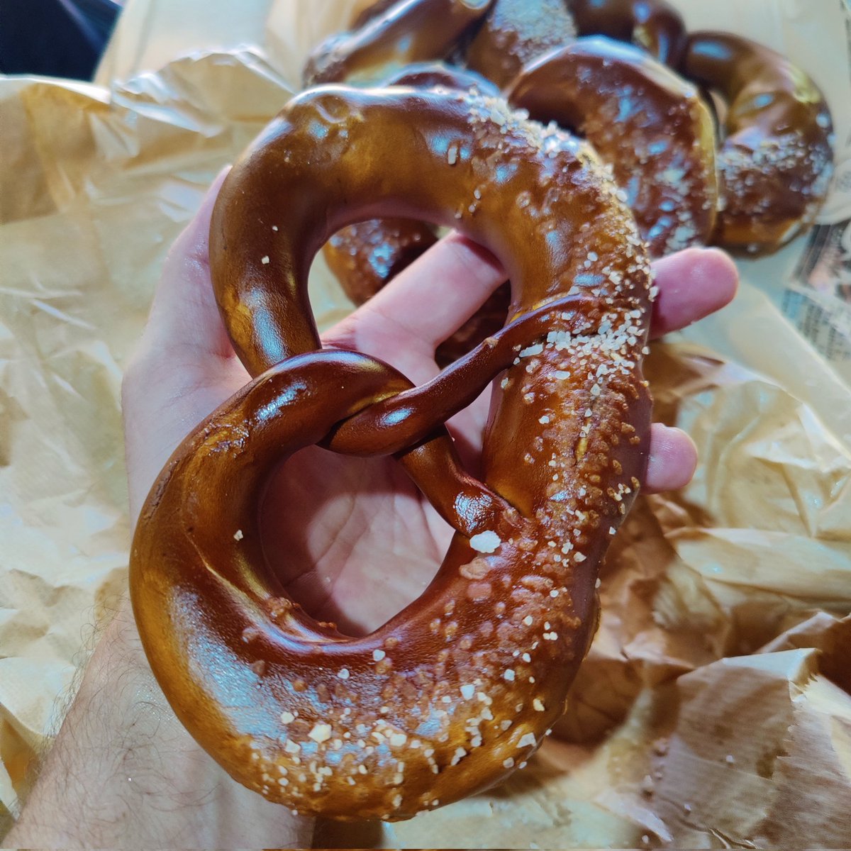 Komplizenontour's tweet photo. Da heute keine Zeit war für den Großeinkauf in der Hauptstadt, wurde online bestellt. Lieferung an die Haustür. Haben mal die XL Bretzeln ausprobiert. Sehr lecker muss ich sagen. 1 Kg für 2,46€. #Paraguay #Lebenshaltungskosten #Backwaren https://t.co/kalyTldokQ