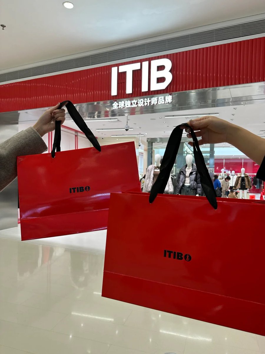 I spent the whole afternoon shopping with my little sister!! I tried many styles and I really liked them. The average price was three figures...