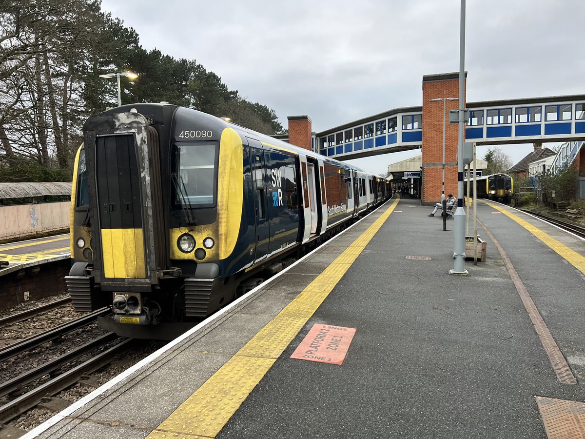 450090 + 444028 on the rear go in for the overtake as 450013 with the Winchester stopper is held in P1 to let them past
