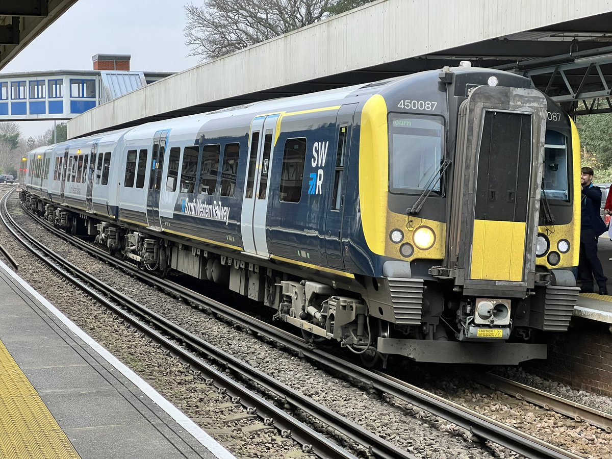 Document the ordinary…one day it’ll be gone…450087 at Brockenhurst with a Bournemouth stopper.